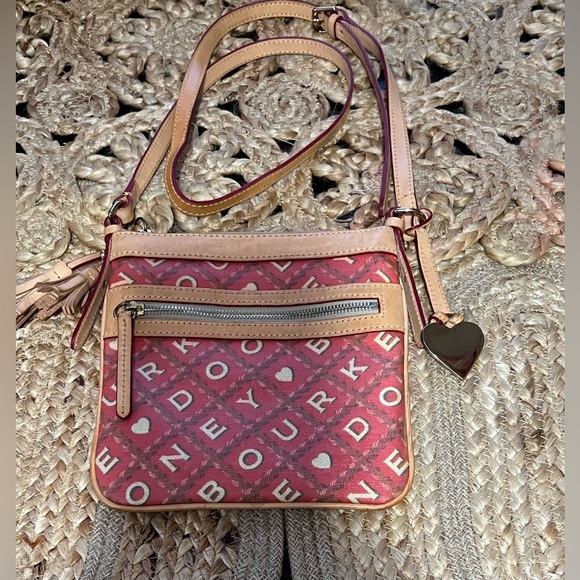 ❤️Vintage Dooney & Bourke “Heart Design” Crossbody Bag - Picture 4 of 10